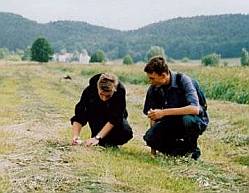 Uczniowie Gimnazjum nr 1 w Rumii wykonuj pomiary pH gleby