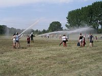 Wielką atrakcję stanowiła spontaniczna kąpiel pod strażackimi sikawkami. Każdy mógł ponadto pokrzepić się pyszną grochówką przygotowaną przez Ochotniczą Straż Pożarną z Milicza Wielką atrakcję stanowiła spontaniczna kąpiel pod strażackimi sikawkami