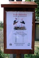 We wsi pod ka�dym gniazdem znalaz�a si� tabliczka informuj�ca o efektach l�gu zamieszkuj�cej je bocianiej pary
